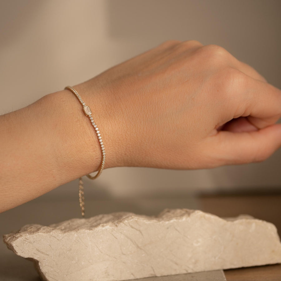 Pulsera con banda de circonitas y pieza central piedra luna en plata de ley y chapada en oro 18k