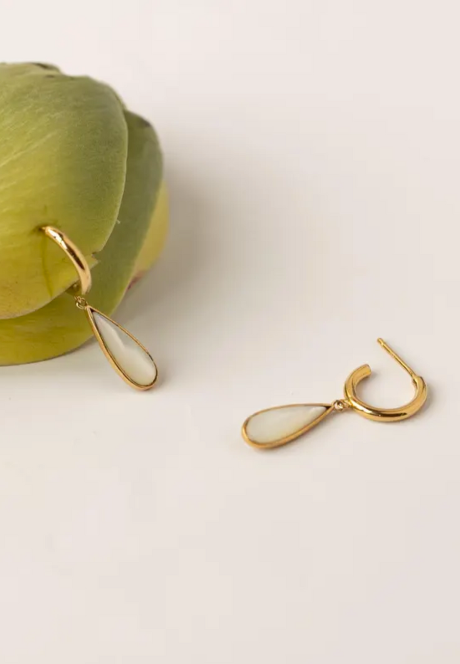 Pendientes de plata con colgante lagrima madreperla en plata de ley y baño oro