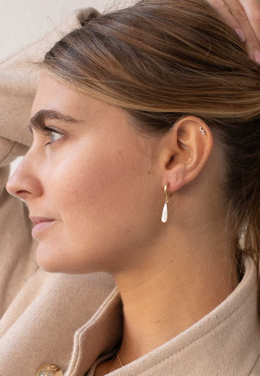 Pendientes de plata con colgante lagrima madreperla en plata de ley y baño oro