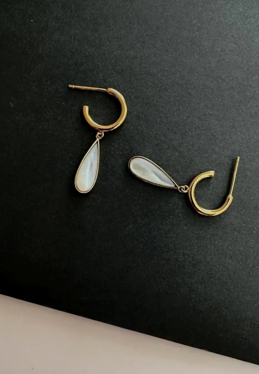 Pendientes de plata con colgante lagrima madreperla en plata de ley y baño oro