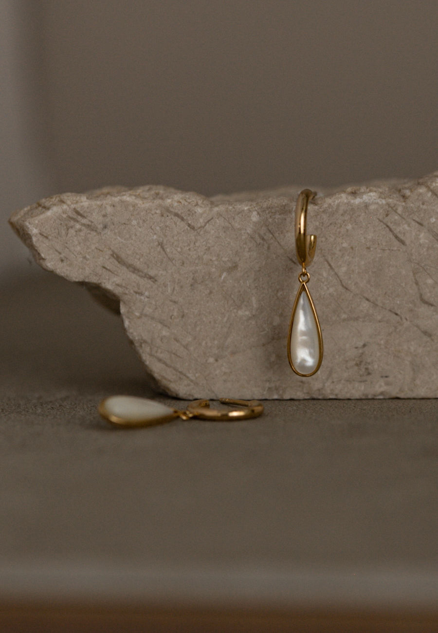 Pendientes de plata con colgante lagrima madreperla en plata de ley y baño oro